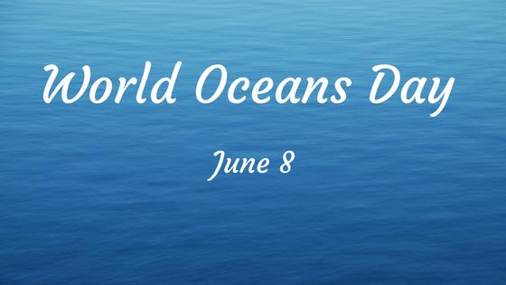Biały napis Światowy Dzień Oceanów 8 czerwca